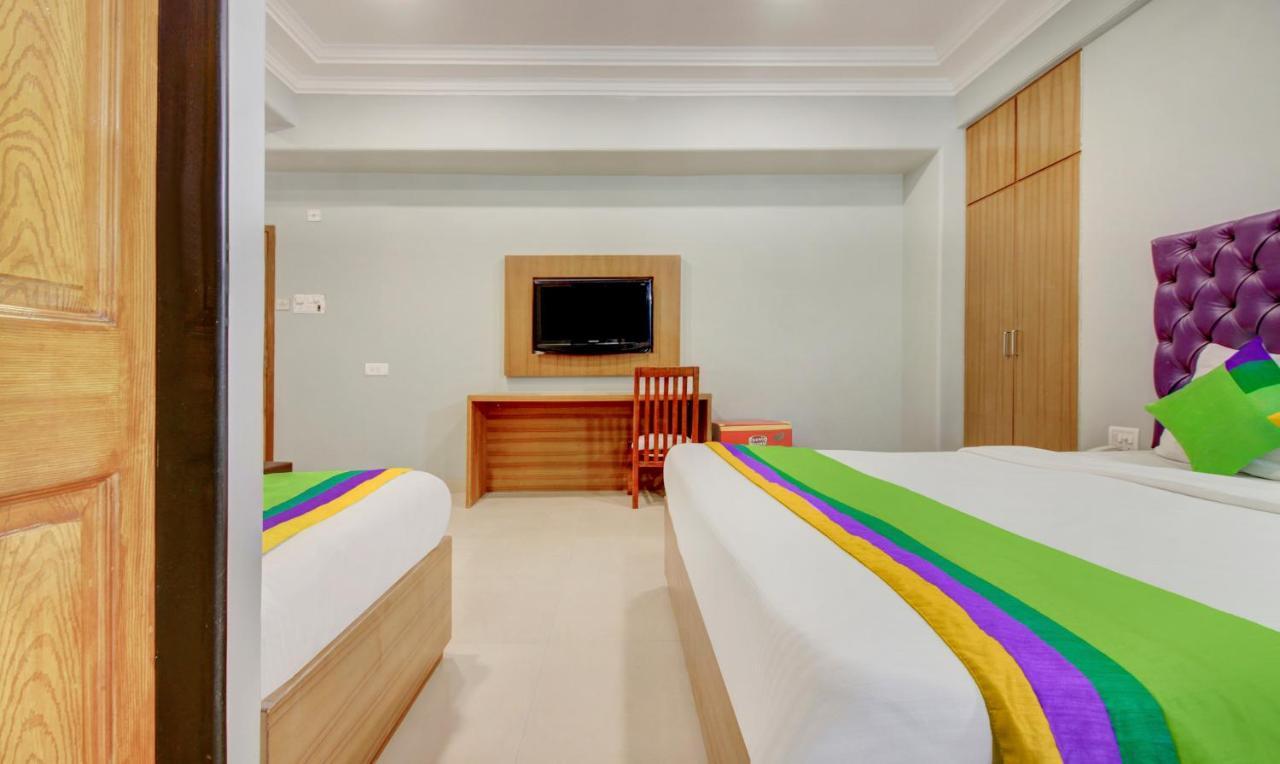 Treebo Cruz Royale Santacruz West Hotel Mumbai Exterior foto